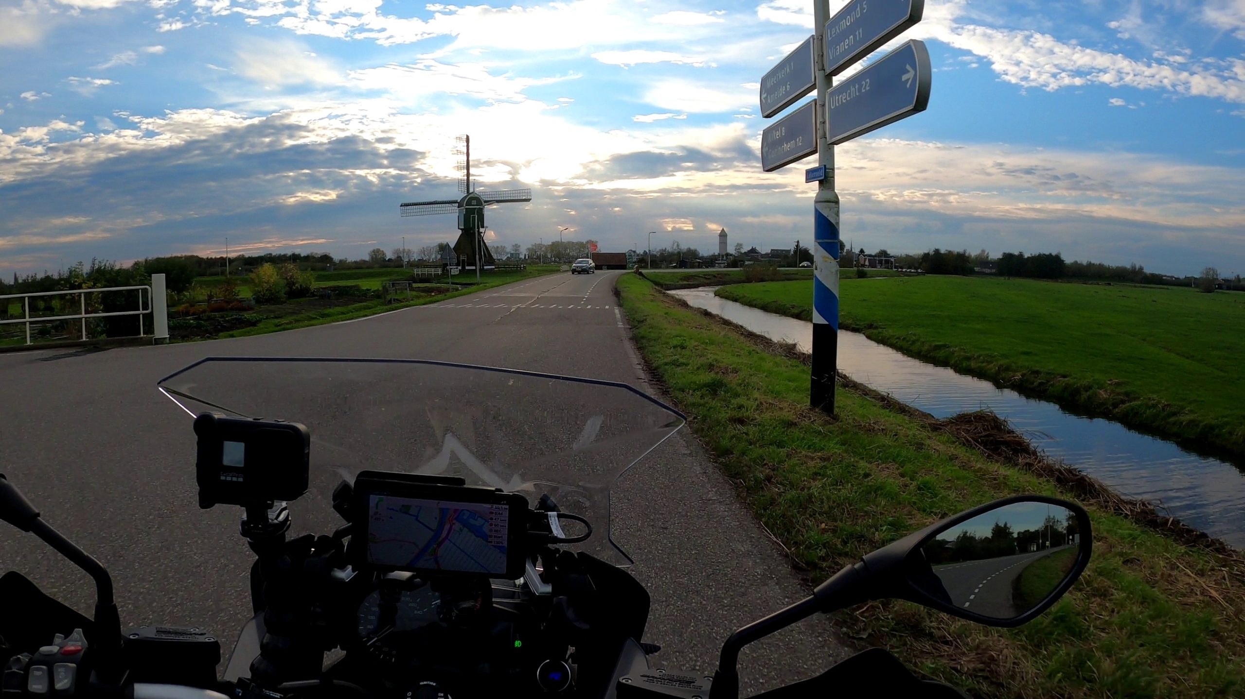 Windmill into the polder Windmill into the polder